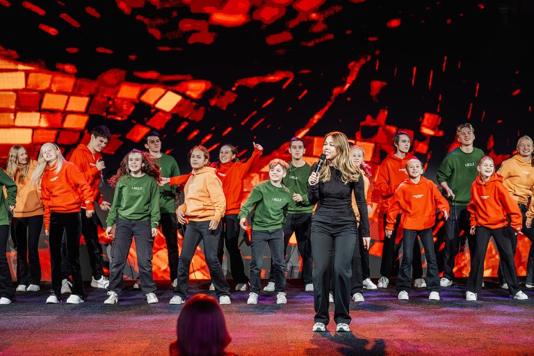 barn som danser og synger