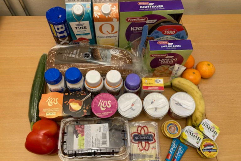 Diverse matvarer på et bord. 