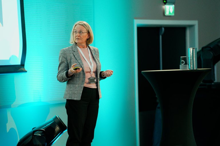 Dame som holder foredrag