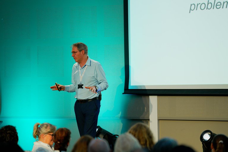 Mann holder foredrag