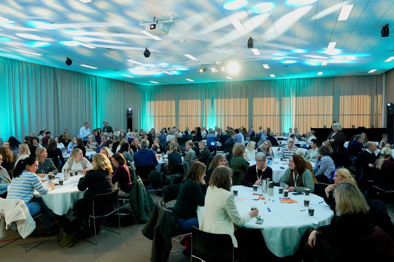 Oversiktsbilde av alle deltakerne ved bordene