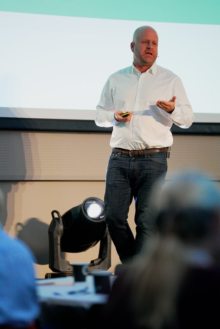 Mann holder foredrag