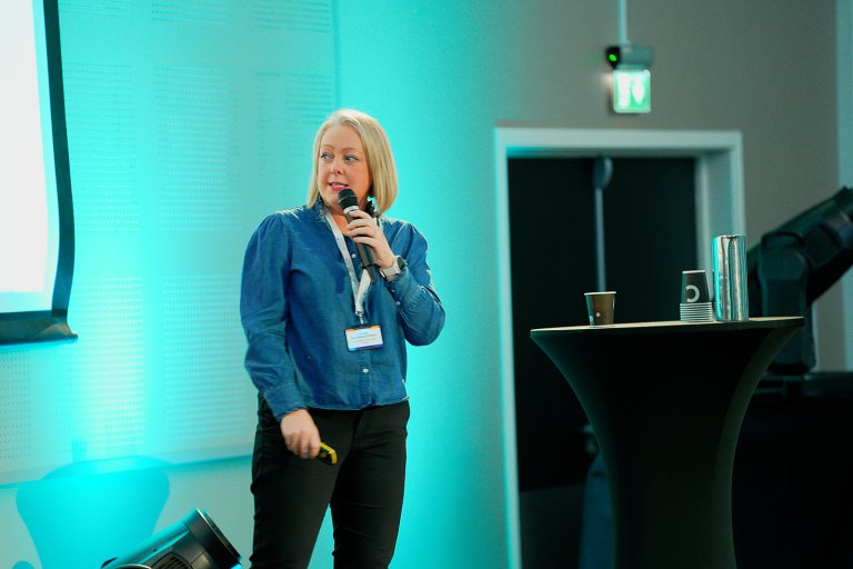 Dame holder foredrag