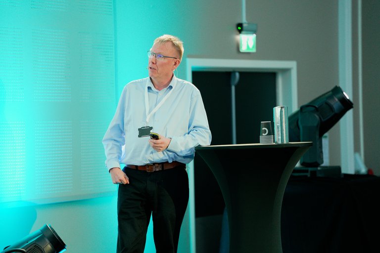 Mann holder foredrag